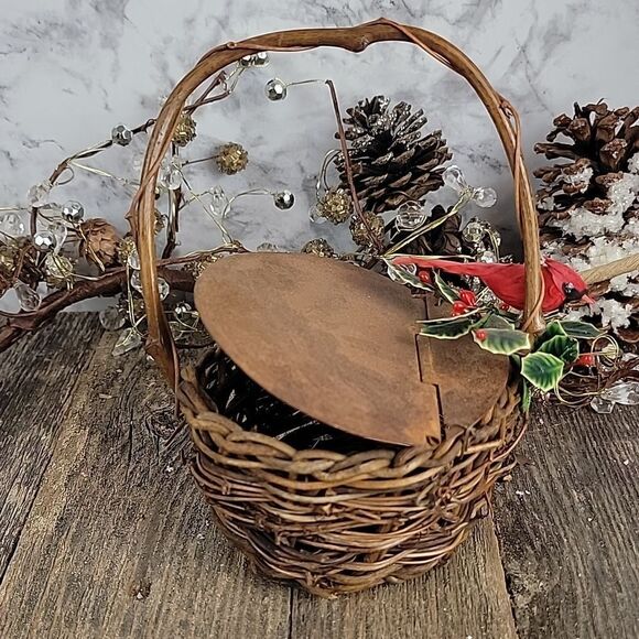 Unbranded wicker basket with cardinal Christmas ornament - Picture 3 of 5